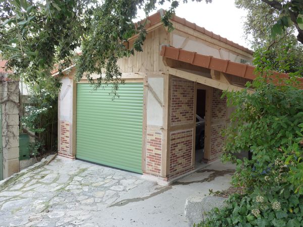 Garage bois avec porte enroulable